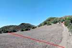 Cesta na na Cala de s&acute;Enclusa - dejte se vlevo přes pole